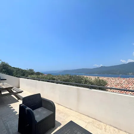 Une Chambre Avec Vue Mer Et Montagnes, Proche Du Centre -1 *