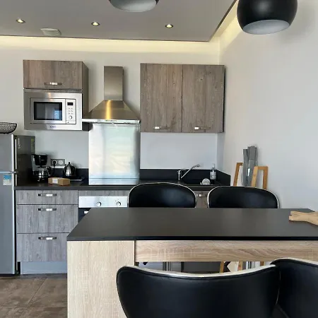 Apartment Une Chambre Avec Vue Mer Et Montagnes, Proche Du Centre -1 *