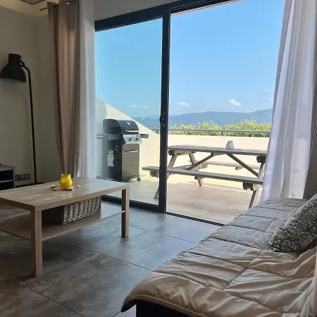 Une Chambre Avec Vue Mer Et Montagnes, Proche Du Centre -1 *