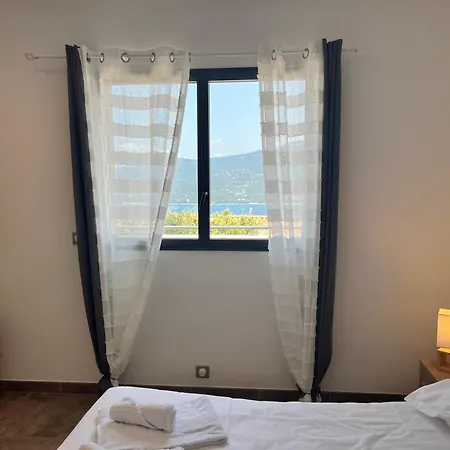 Une Chambre Avec Vue Mer Et Montagnes, Proche Du Centre -1