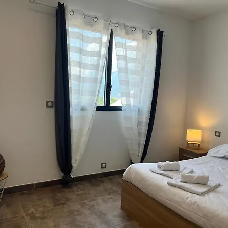 Apartment Une Chambre Avec Vue Mer Et Montagnes, Proche Du Centre -1 *